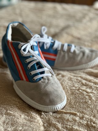 Zapatillas deportivas beige y azul