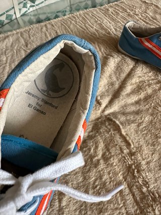 Zapatillas deportivas beige y azul