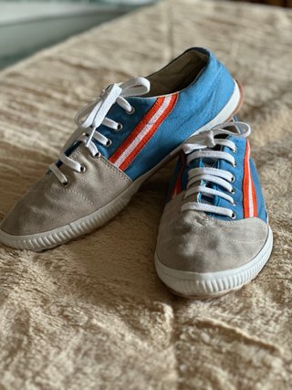 Zapatillas deportivas beige y azul
