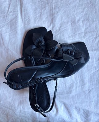 Sandalias negras con flor