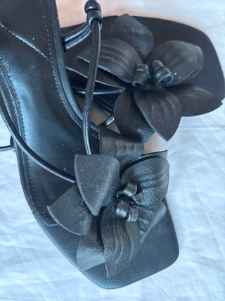Sandalias negras con flor