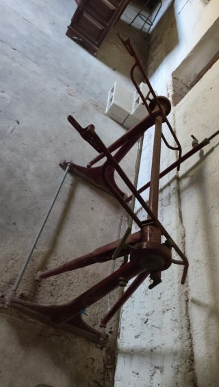 Estructura antigua mesa dibujo delineante metal