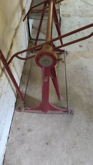Estructura antigua mesa dibujo delineante metal
