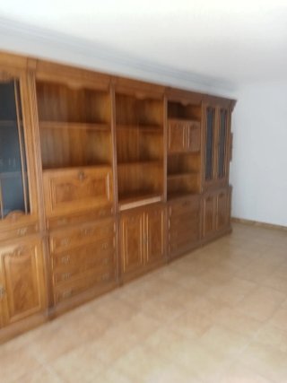 Librería de madera con vitrinas