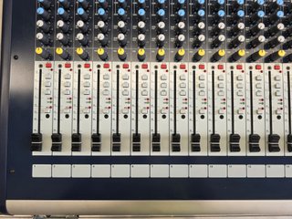 Mesa Soundcraft GB2 16 Canales + 2 Ste con Flycase