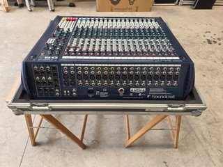 Mesa Soundcraft GB2 16 Canales + 2 Ste con Flycase