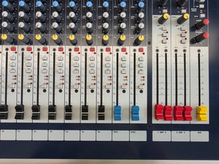 Mesa Soundcraft GB2 16 Canales + 2 Ste con Flycase