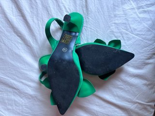 Zapatos de tacón bajo con lazo