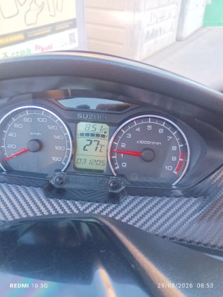 Suzuki Maxi Scooter Negra y Roja