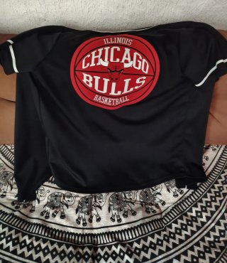 Camiseta Chicago Bulls Negra y Roja.