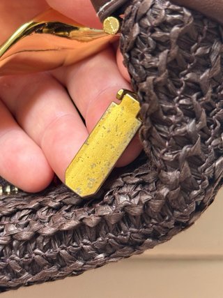 Borsetta intrecciata marrone con manico colore oro