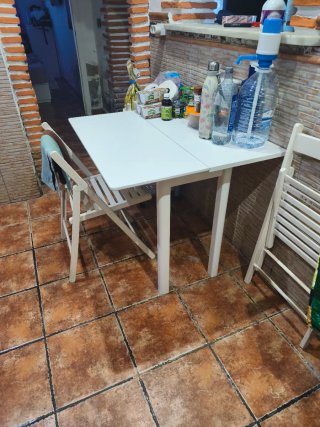 Mesa extensible blanca y 2 sillas
