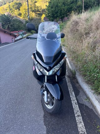 Suzuki Burgman Maxi Scooter Negra