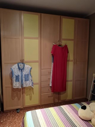 Armario de madera color miel