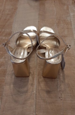 Sandalias doradas Stradivarius Nuevas, talla 39.