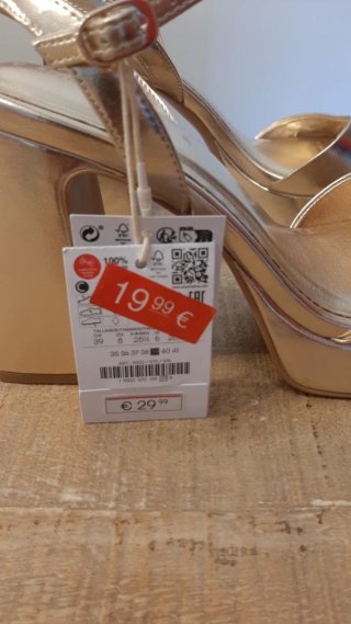 Sandalias doradas Stradivarius Nuevas, talla 39.
