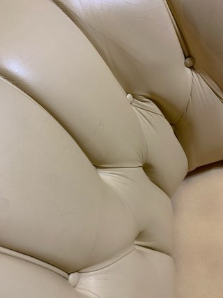 Divano in pelle ocra design classico  Chesterfield
