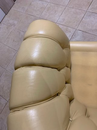 Divano in pelle ocra design classico  Chesterfield