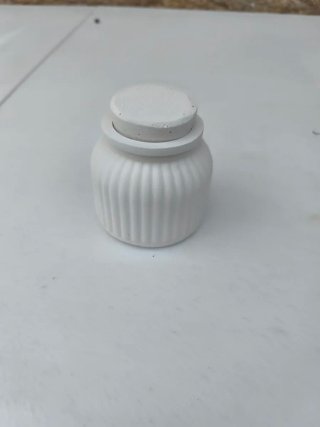 Fioriera in cemento con coperchio