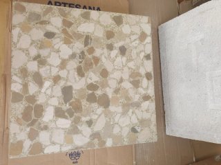 Vendo 17 baldosas de terrazo estilo mosaico.