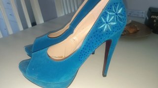Zapatos de tacón azul con pedrería
