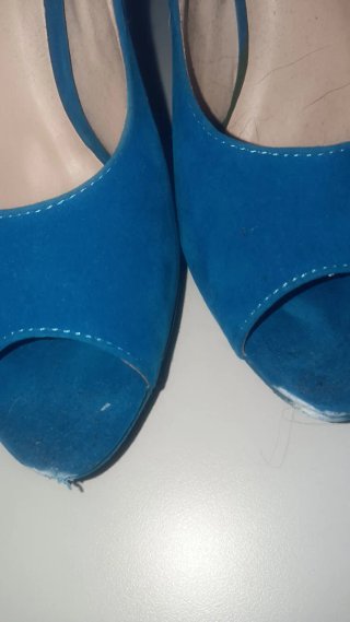 Zapatos de tacón azul con pedrería