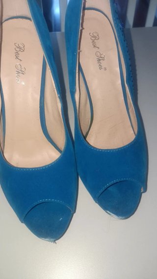 Zapatos de tacón azul con pedrería