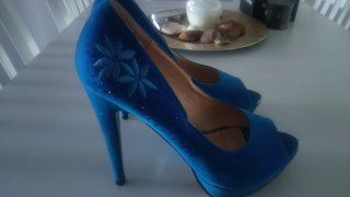 Zapatos de tacón azul con pedrería