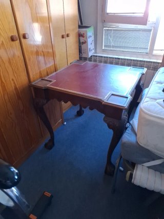 Mesa de madera y cuero 74x74