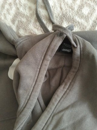 Sudadera gris con capucha