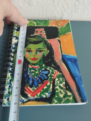 Libreta cuadro Franzi ante una silla tallada