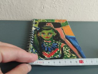 Libreta cuadro Franzi ante una silla tallada