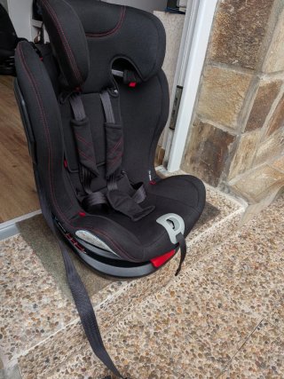 Silla de coche negra con arnés star ibaby