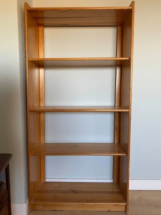 Estantería de madera marrón