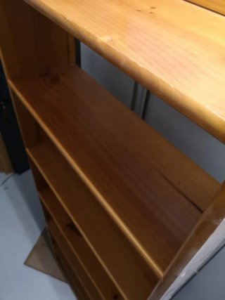 Estantería de madera marrón