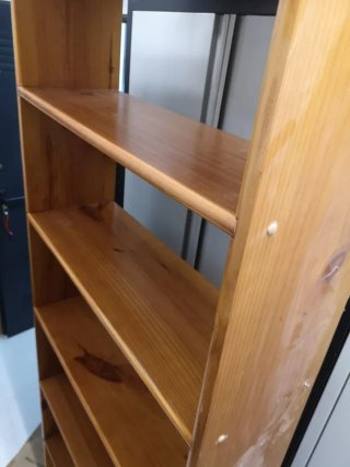 Estantería de madera marrón