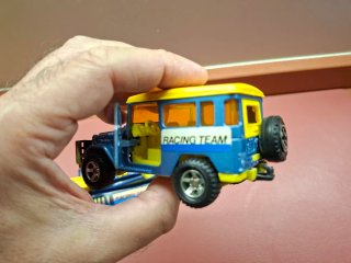 Majorette Coche Azul y Amarillo con Moto Acuática