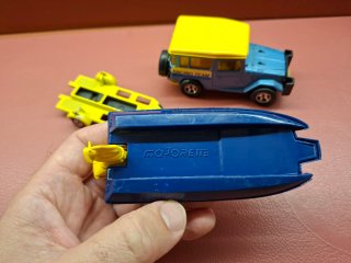Majorette Coche Azul y Amarillo con Moto Acuática