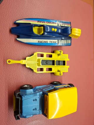 Majorette Coche Azul y Amarillo con Moto Acuática