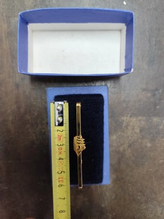 Pisacorbatas dorado con diseño de barco