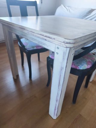 Mesa comedor extensible y 2 sillas