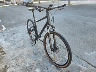 Bicicleta trekking riverside 700