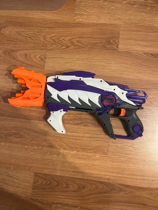 Pistola Nerf Morada y Blanca