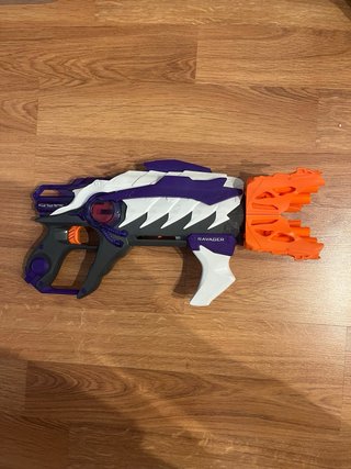 Pistola Nerf Morada y Blanca