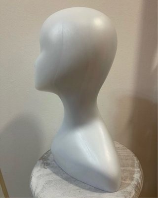 Cabeza de maniquí blanca