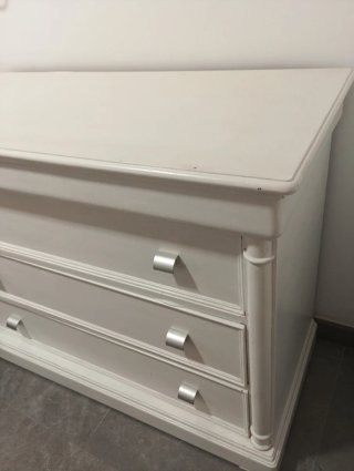 Cómoda blanca de madera con 3 cajones.