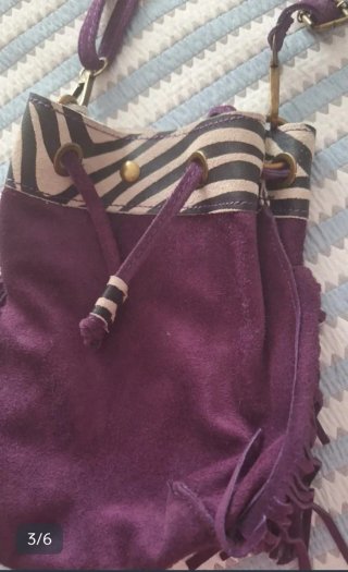 Bolso de piel morado con flecos