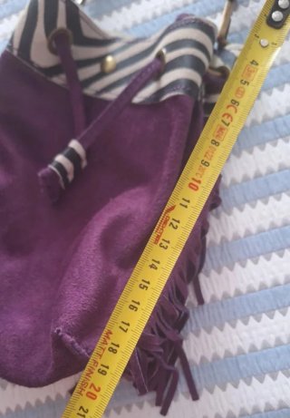 Bolso de piel morado con flecos