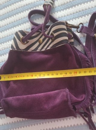 Bolso de piel morado con flecos