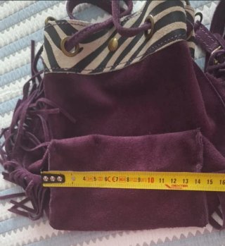 Bolso de piel morado con flecos